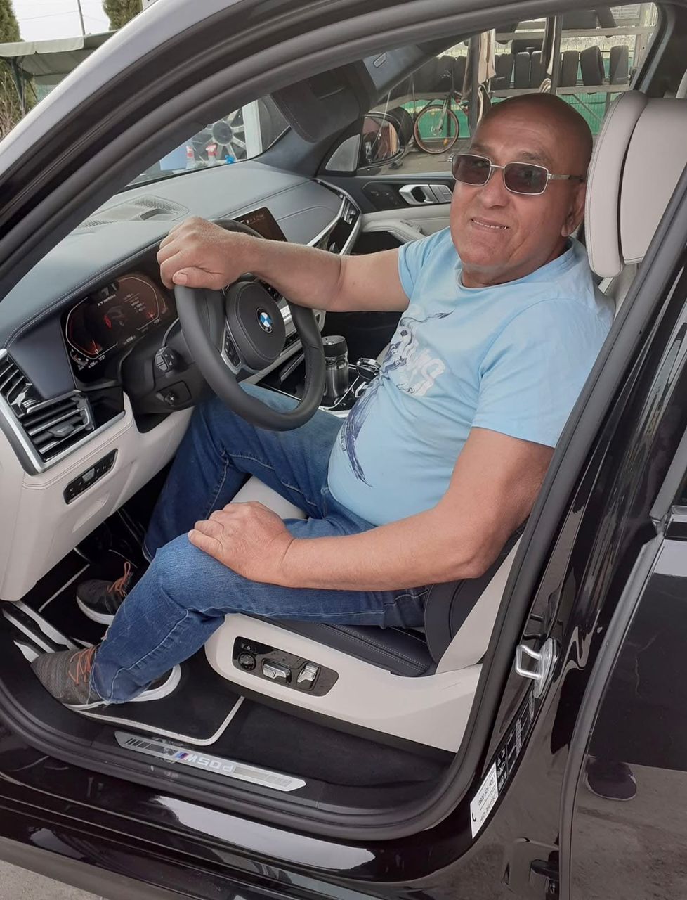 Allievo soddisfatto al volante della propria auto dopo aver ottenuto la patente